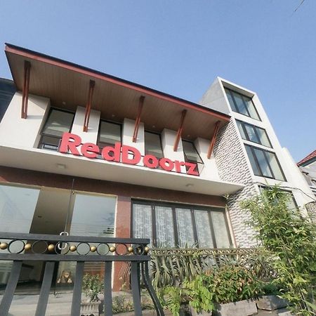Reddoorz Plus Near Green Pramuka Square Mall Джакарта Экстерьер фото