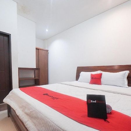 Reddoorz Plus Near Green Pramuka Square Mall Джакарта Экстерьер фото