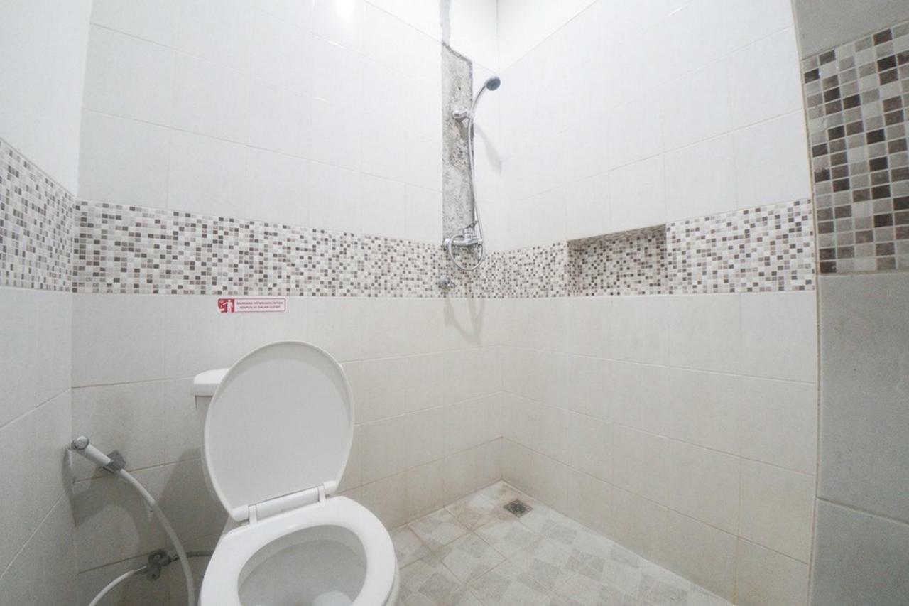 Reddoorz Plus Near Green Pramuka Square Mall Джакарта Экстерьер фото