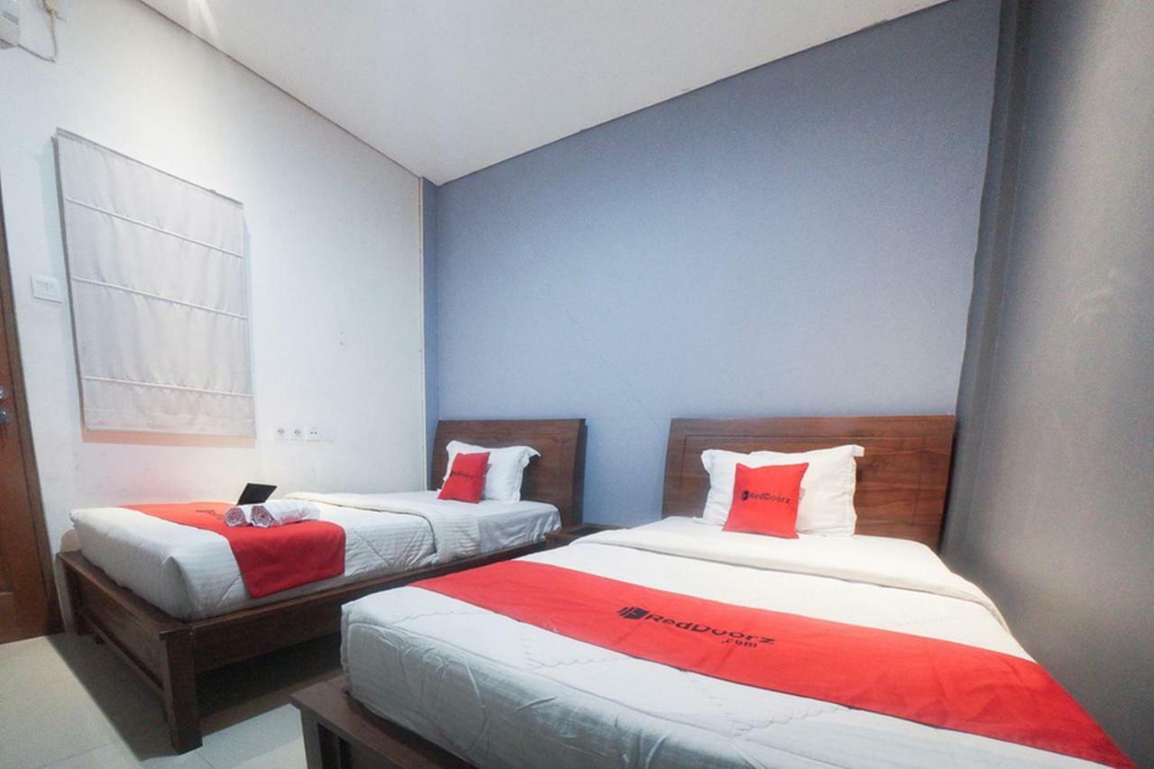Reddoorz Plus Near Green Pramuka Square Mall Джакарта Экстерьер фото